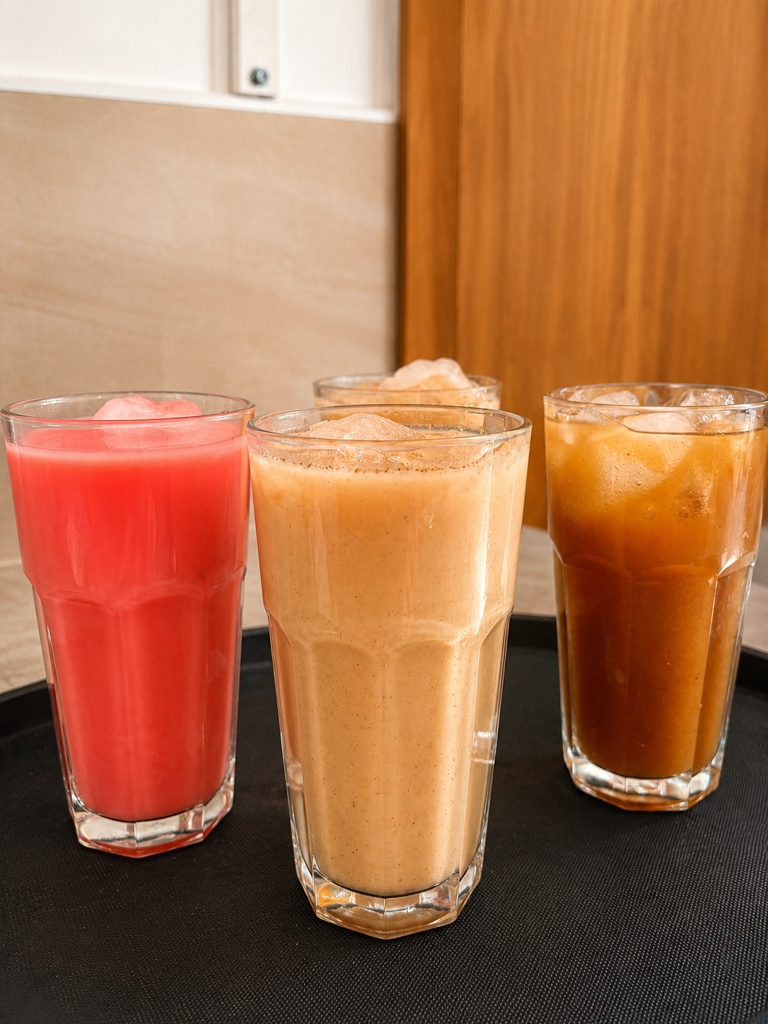Bebidas típicas salvadoreñas servidas en vasos